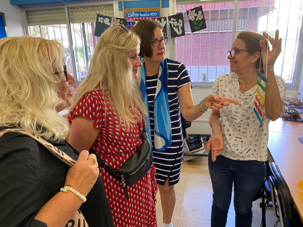 Las profesoras durante la visita al aula específica
